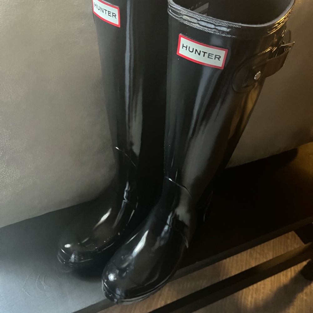 Hunter Black Gloss Rain Boots. Excellent condition ! 
New used once.
